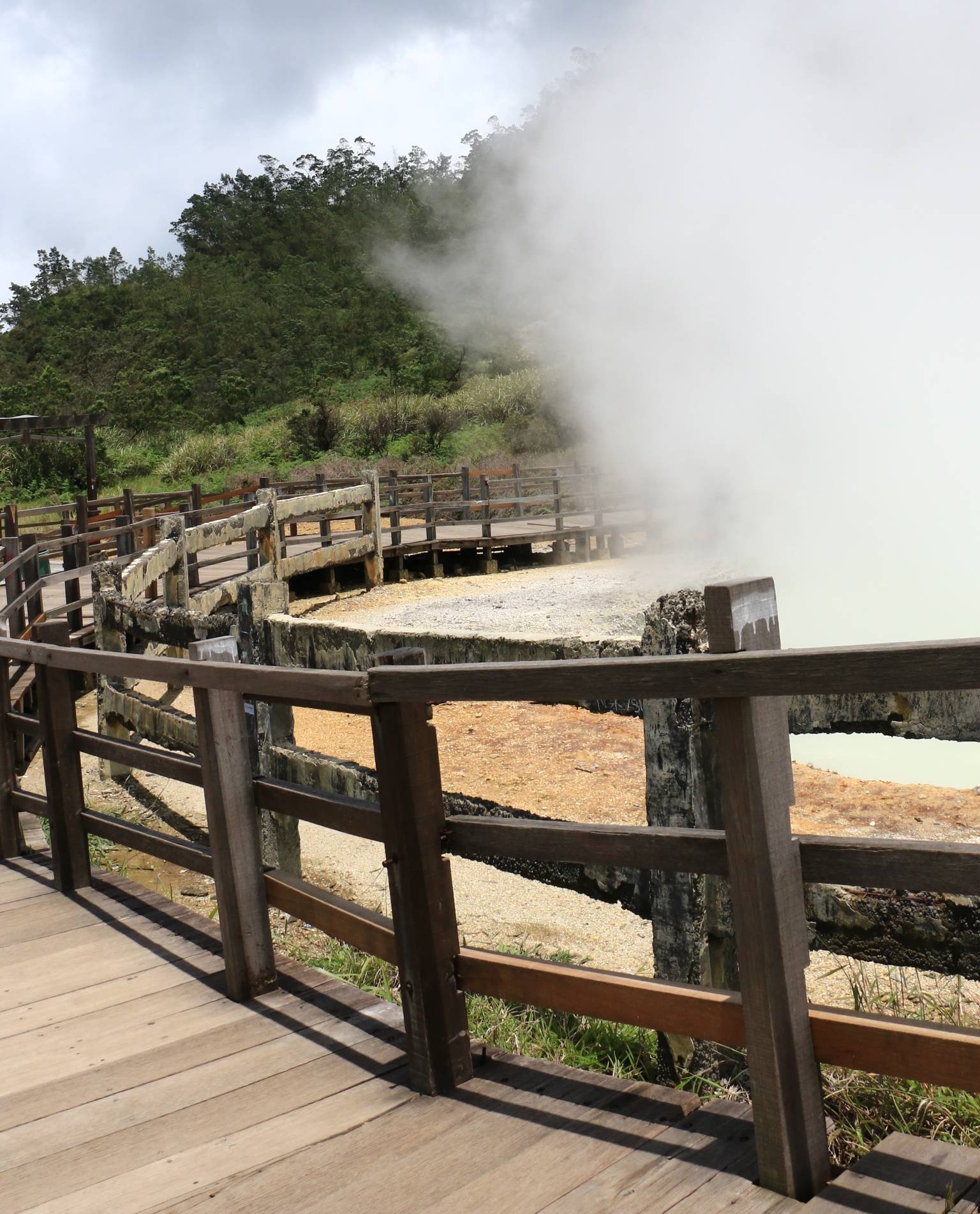 Harga Paket Wisata Dieng Terbaru, Liburan Seru Sesuai Durasi dan Budget - Foto kawah Sikidang Dieng